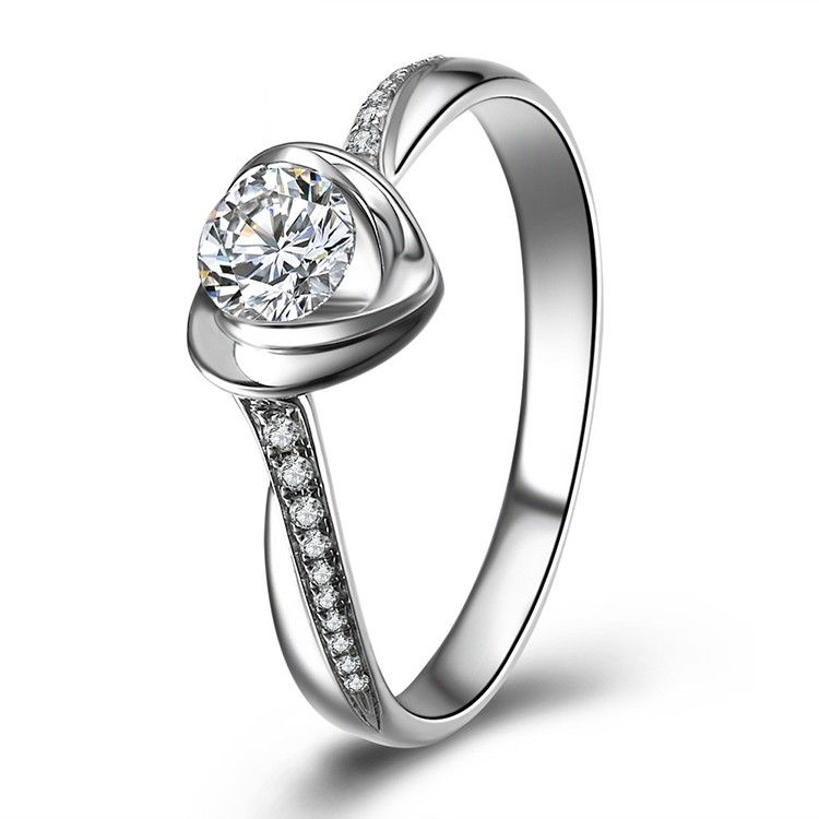 Bague De Fiançailles Élégante Avec Des Pétales De Rose En Forme De Coeur 0.5 Ct En Zircone Cubique