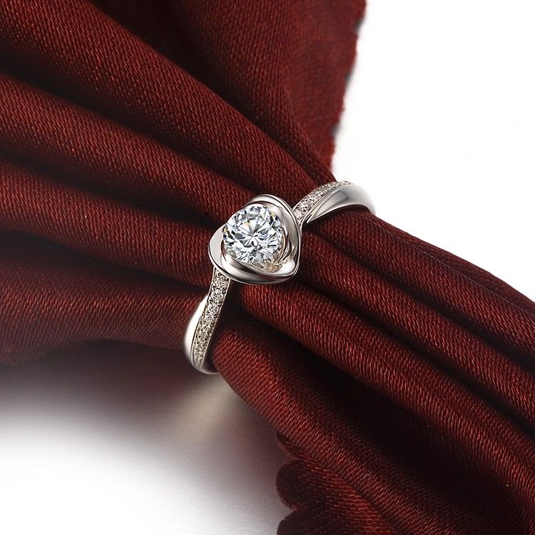 Bague De Fiançailles Élégante Avec Des Pétales De Rose En Forme De Coeur 0.5 Ct En Zircone Cubique