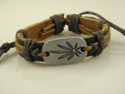 Bracelet En Cuir Fait À La Main Avec Feuille Élégante