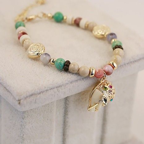 Gemmes Colorées Vintage Avec Le Bracelet Des Femmes Pendentif Éléphant En Vedette